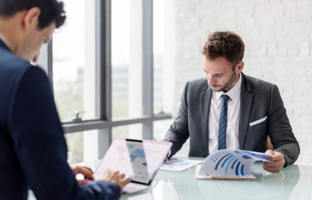 انتخاب شریک مالی: راهنمای جامع برای یافتن حسابدار یا مشاور مالی مناسب